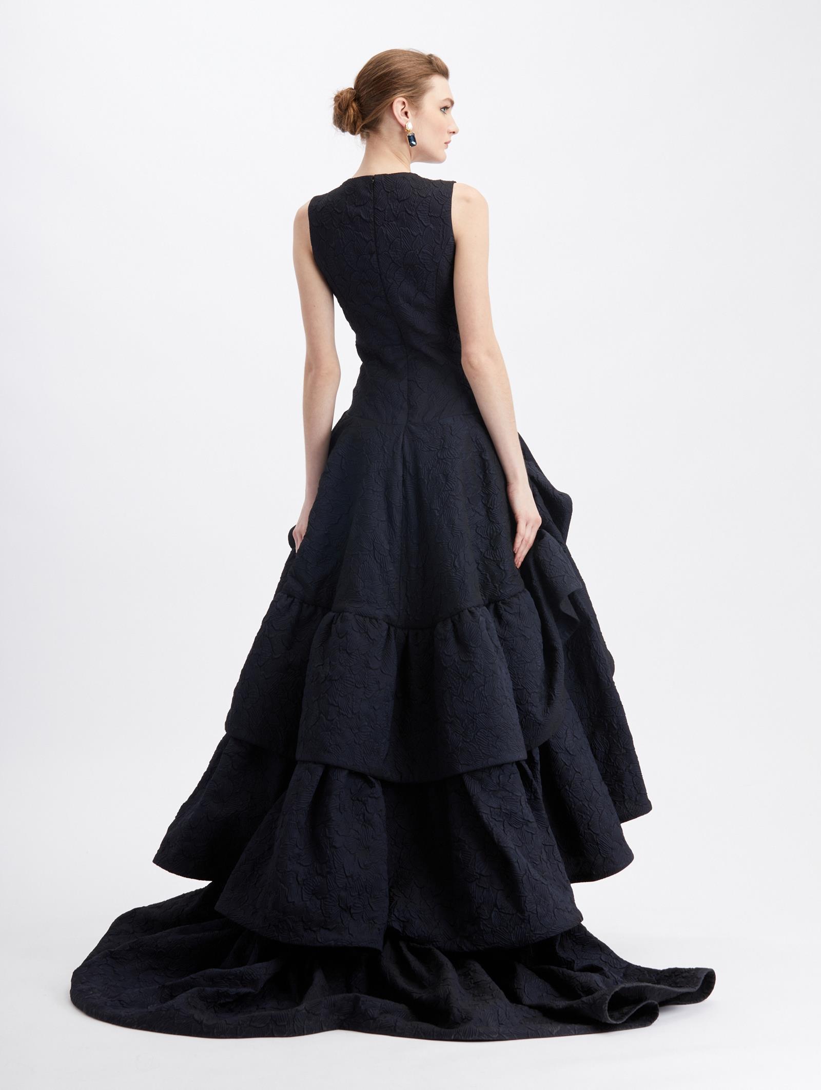 Cloque Ruffle Skirt Gown Gowns Caftans Oscar De La Renta Navy Oscar De La Renta Oscar de la renta has created dresses for many red carpet events for actresses such as amy adams, sarah jessica parker and penélope cruz. cloque ruffle skirt gown